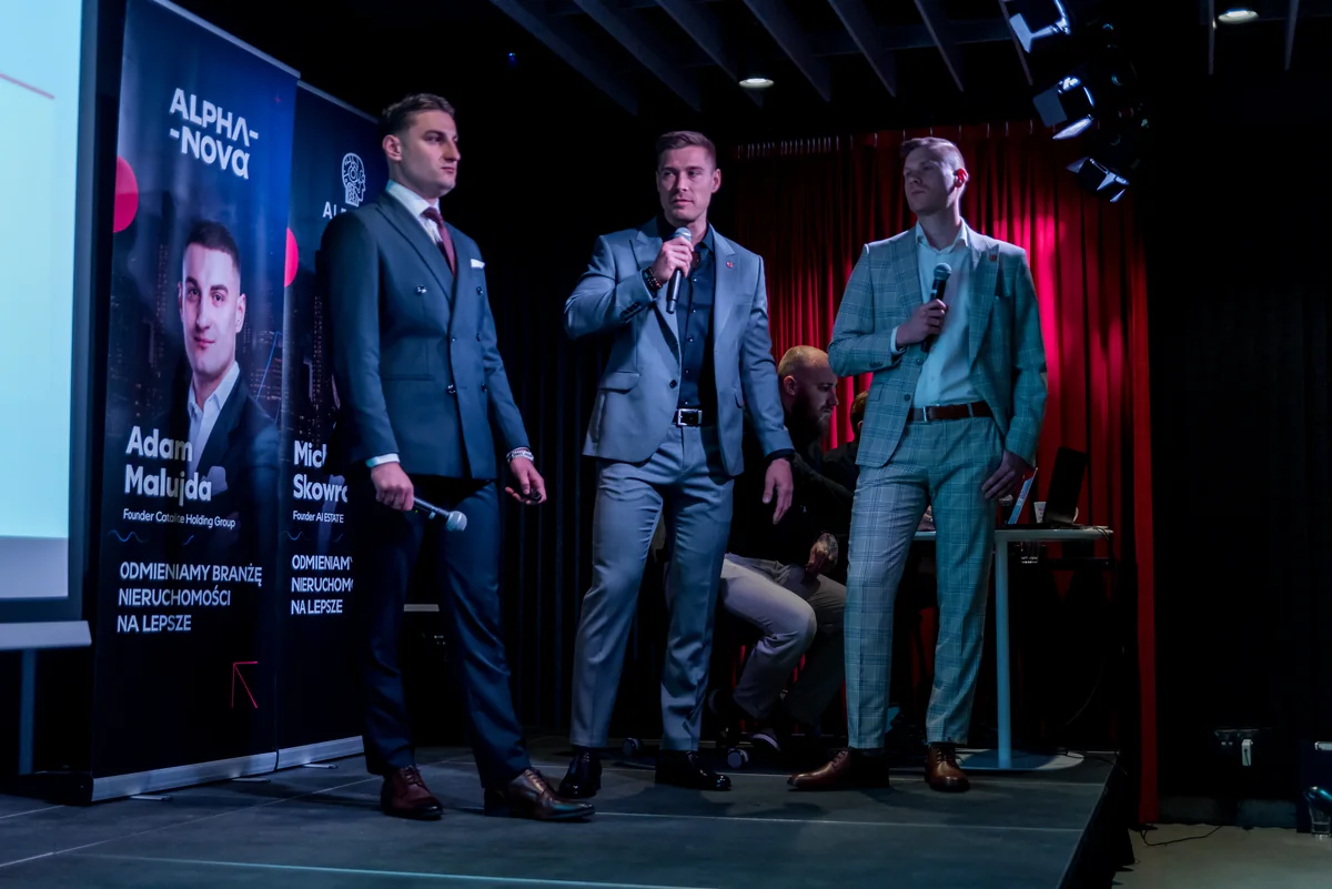 Na konferencyjnej scenie